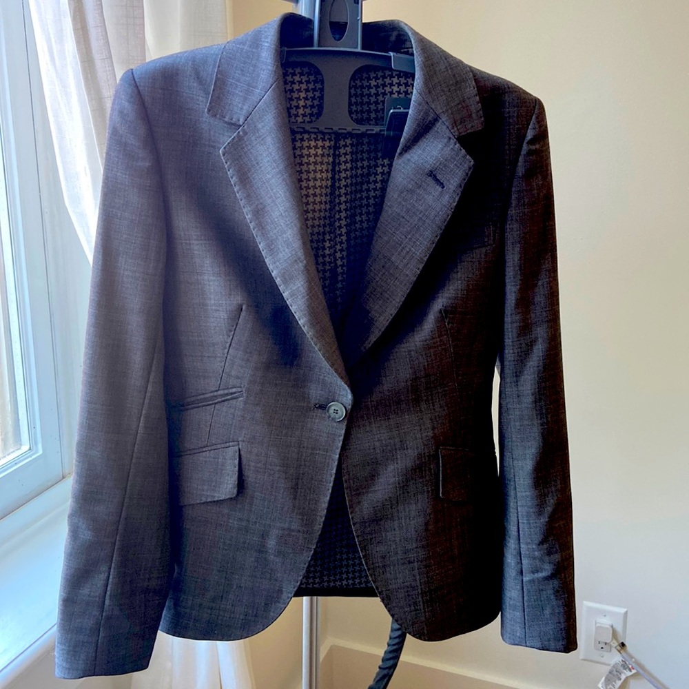 Women’s Australian 100% wool suit jacket with houndstooth lining.